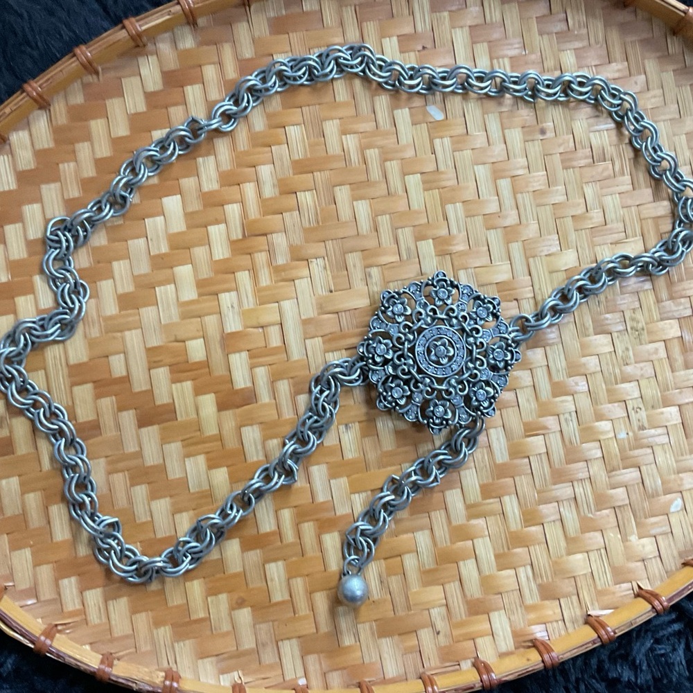 Silver chain belt round medallion with crystals metal 90’s y2k